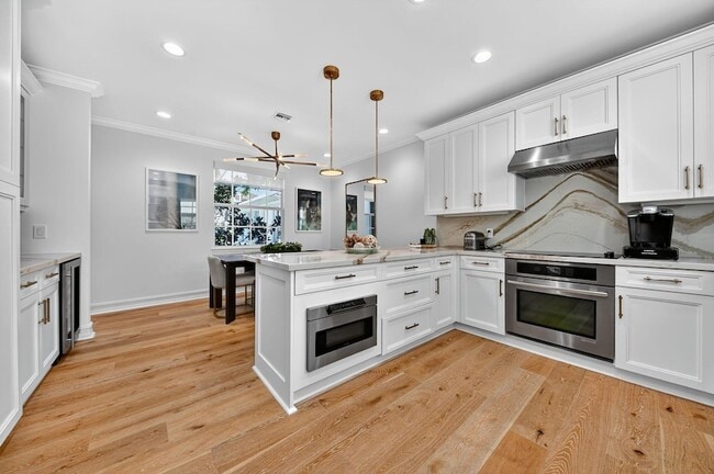 Building Photo - 121 Lily Ln