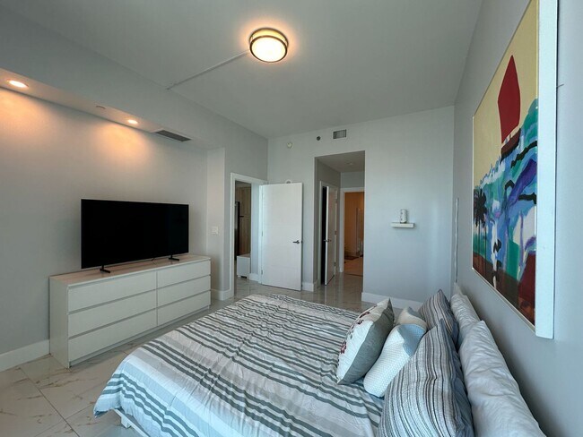 Building Photo - 950 Brickell Bay Dr