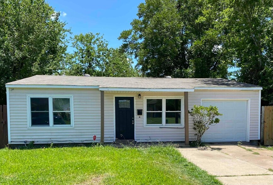 House front with garage - 4230 Friar Point Rd