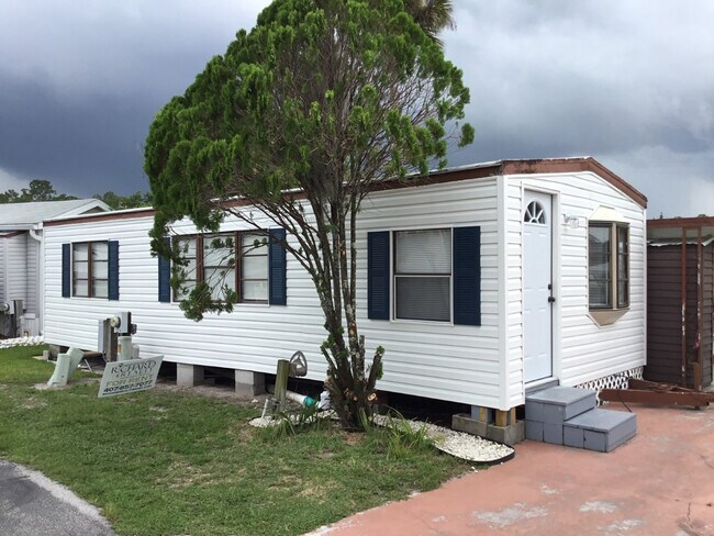 Building Photo - Lakeside Cute 1/1 in Shelter Cove- Furnished