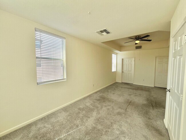 Building Photo - **$500 OFF MOVE IN BY 06/30/2026**Spacious 2 Bedroom High-Rise Condo with Resort-Style Amenities ...