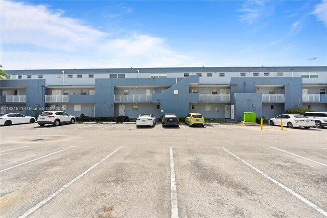 Building Photo - 9373 Fontainebleau Blvd