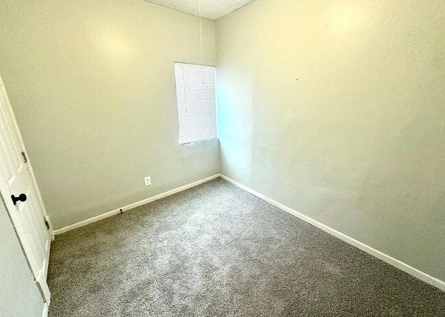 Building Photo - 1402 N 21st Ave