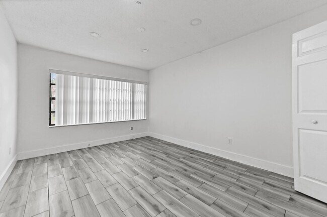 Building Photo - 1390 Summit Run Cir