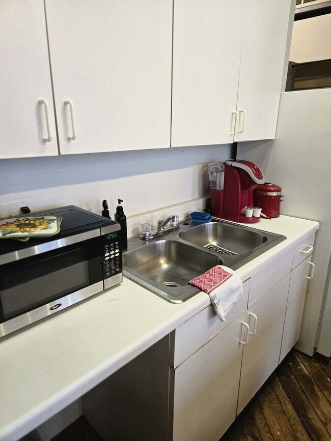 Building Photo - 226 Mt Elliott St