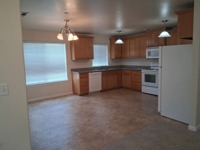 Building Photo - Cute, clean 2 bedroom upstairs apartment with patio.
