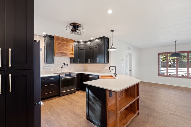 Building Photo - 2882 S Palmer Dr