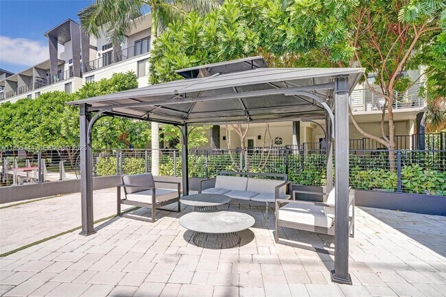 Building Photo - 516 SE 1st Cir