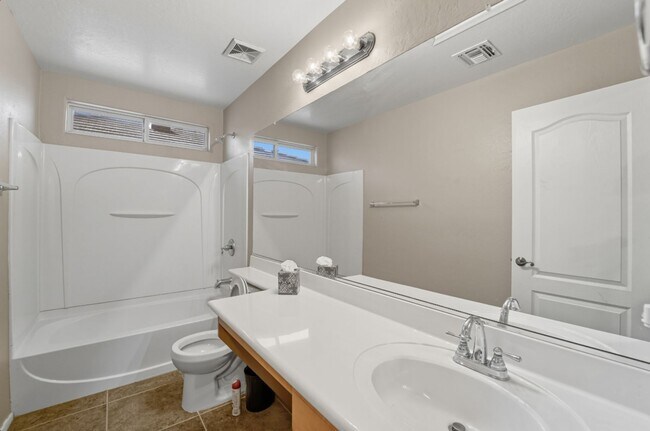 Building Photo - Stunning 3-bedroom, 2.5-bathroom home in t...
