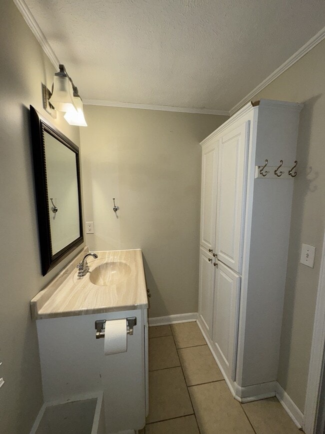 Building Photo - 1081 S Church St