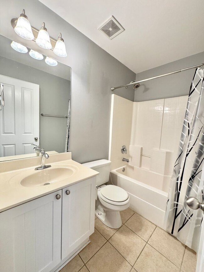 Building Photo - 3 Bed, 2.5 Bath Townhome w/ 2 Car Garage