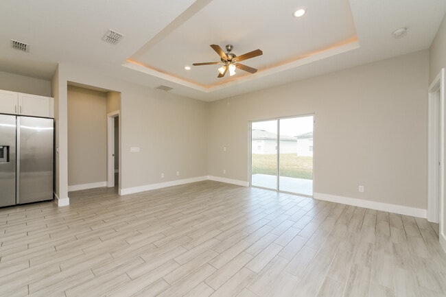 Building Photo - 398 Camellia Ct