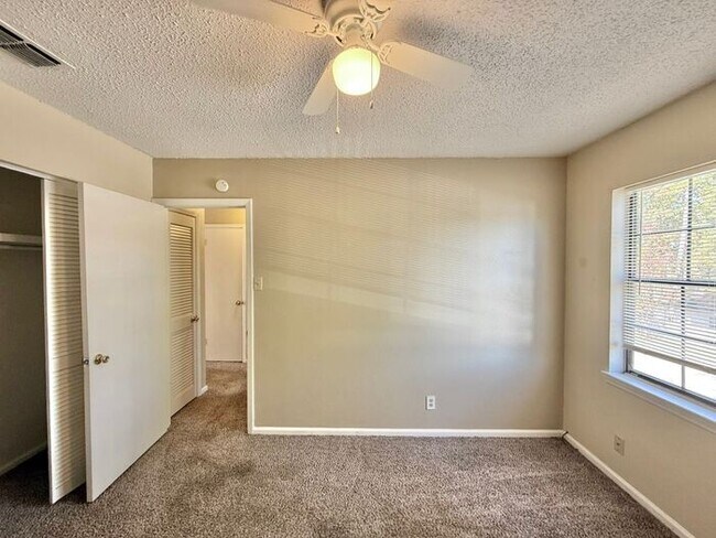 Building Photo - Available Now! 3 bedroom 2.5 bath townhome in Tyler