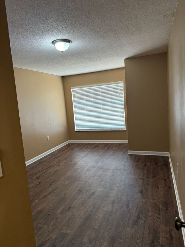 Building Photo - 1/1 Condo in Summit Village Casselberry