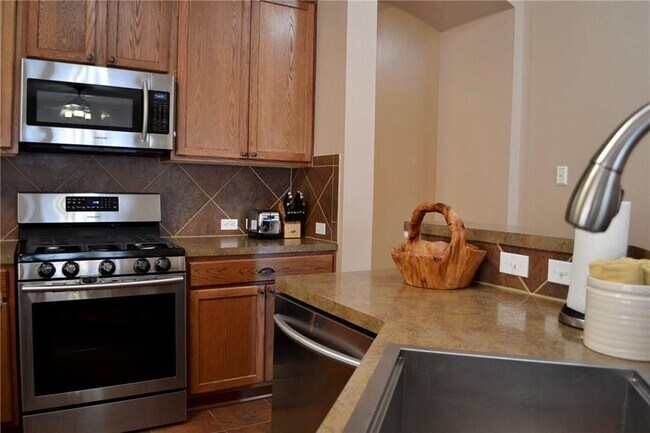 Building Photo - 600 Spanish Oak Terrace