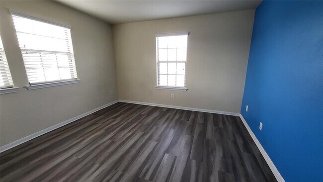 Building Photo - 2026 Silverwater Ct