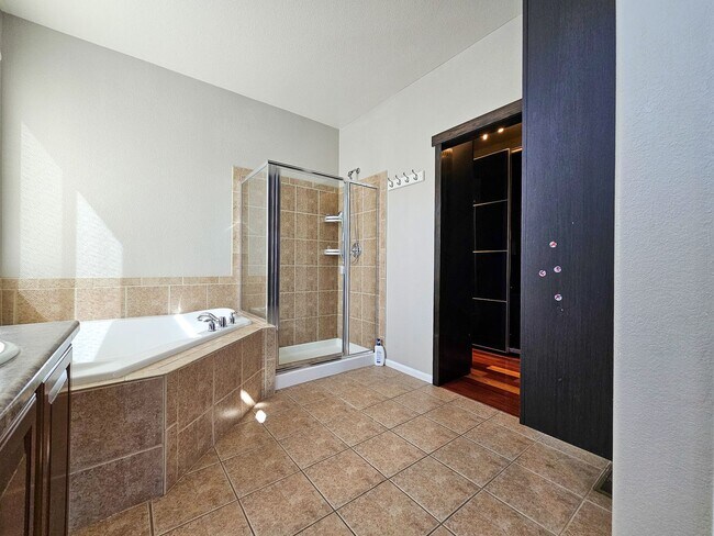 Building Photo - 1550 S De Gaulle Cir
