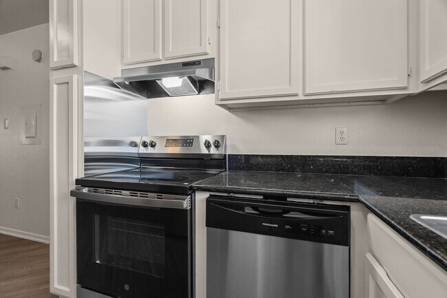 Building Photo - 320 E 4th St