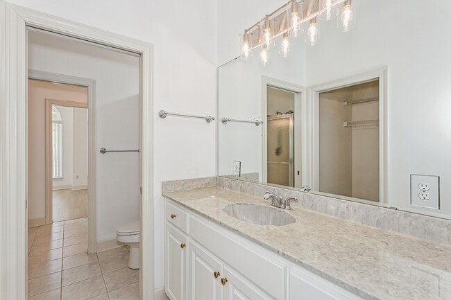 Building Photo - 5930 Hermitage Dr