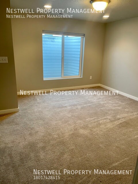 Building Photo - Amazing End-Row Townhome in Traverse Mountain