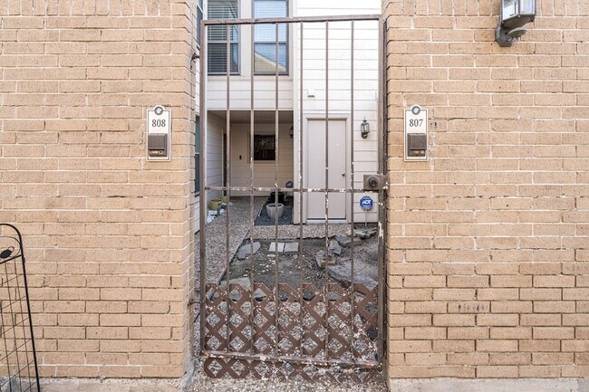 Building Photo - 2277 S Kirkwood Rd