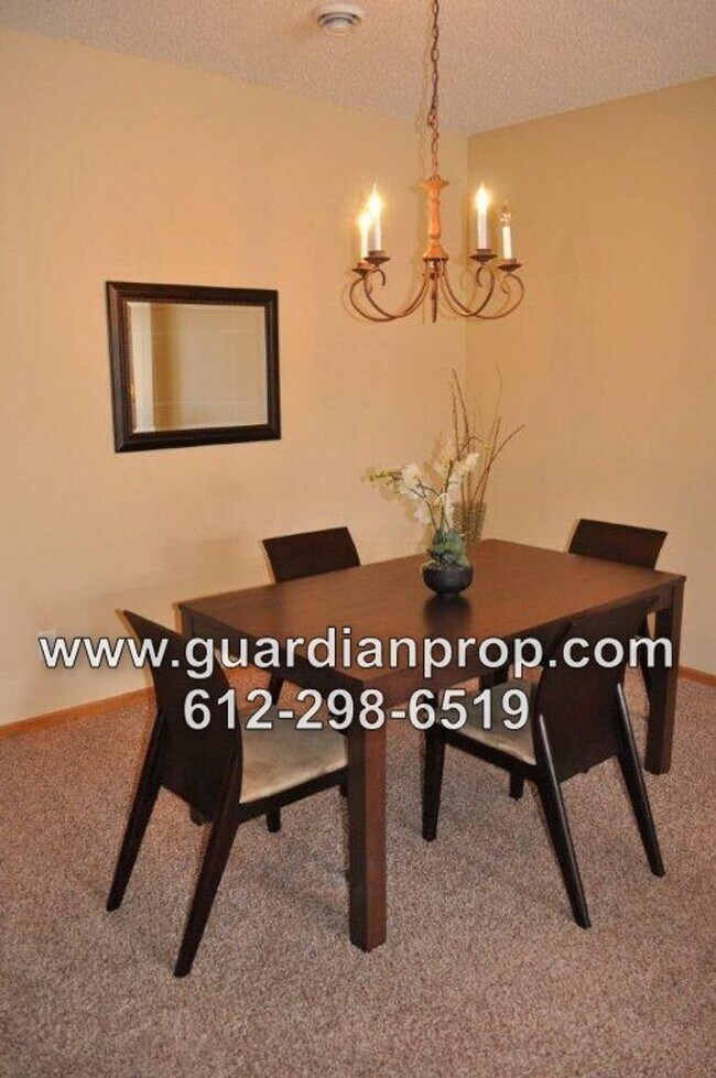 Building Photo - Townhouse Available July 1, Open Floor Pla...