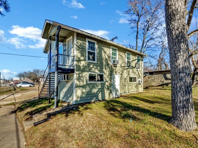 Building Photo - 912 S Armstrong Ave