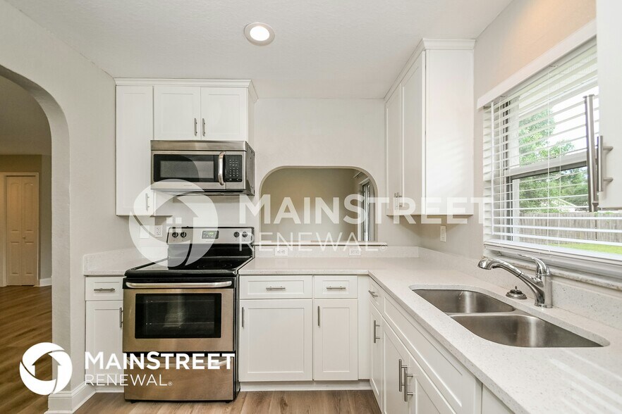 Building Photo - 2330 Northview Dr