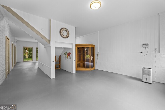 Building Photo - 1742 Helen Dr NE