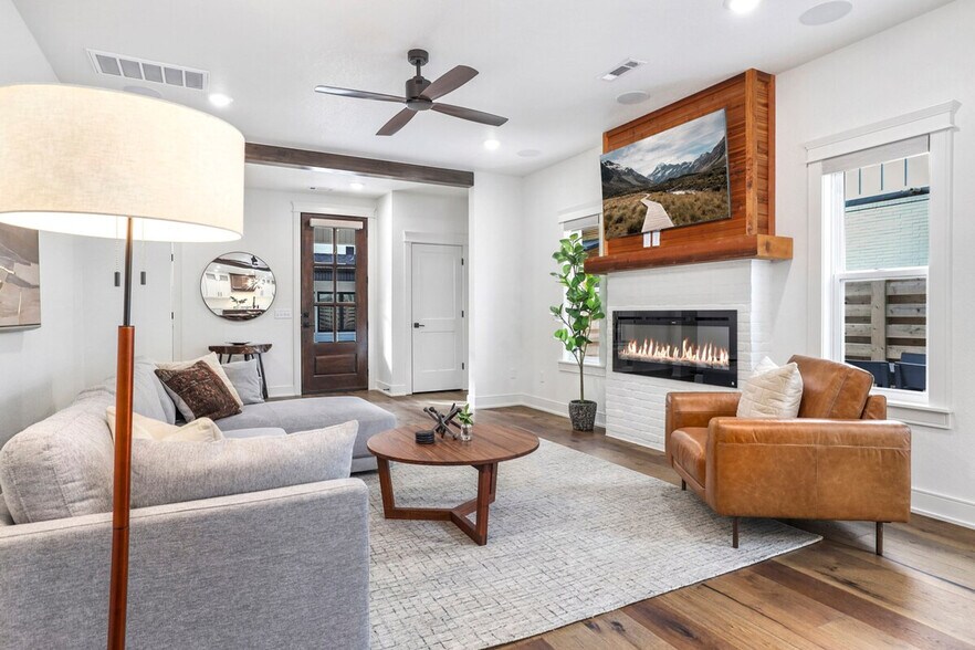 Building Photo - 109 NW Ozark Wy