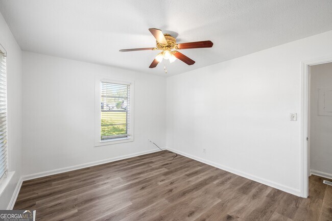 Building Photo - 1801 Crestridge Dr SE