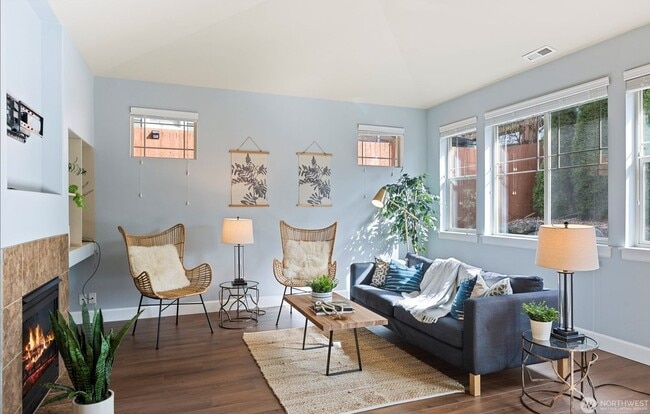 Building Photo - 3BD/2.5BTH Modern Townhouse in Greekbrooke...