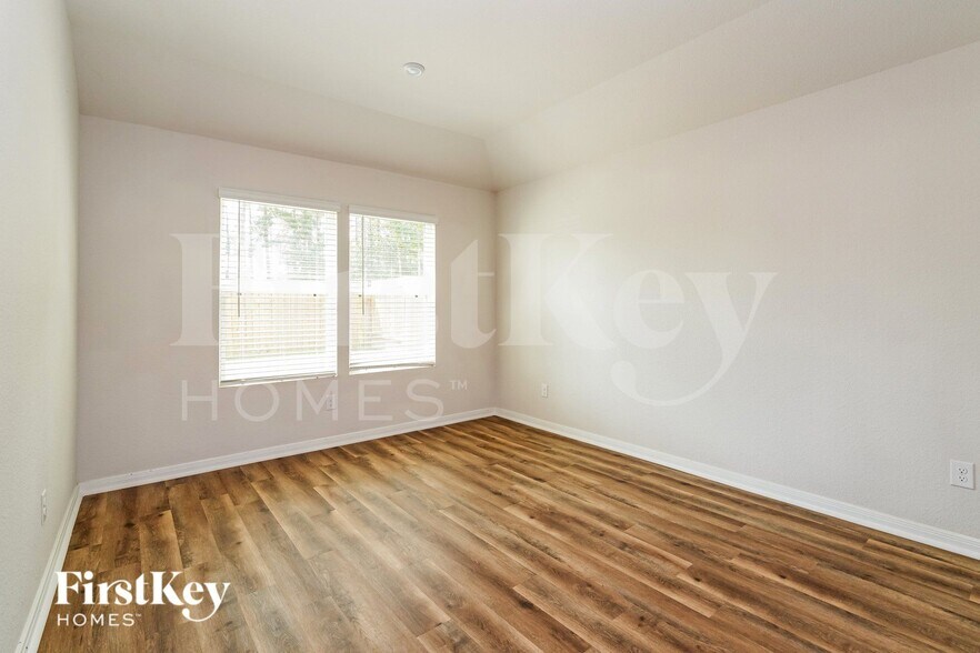 Building Photo - 17644 Cedar Crst Dr