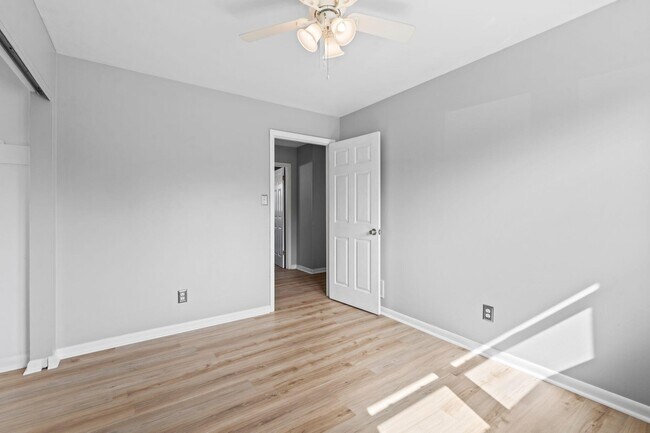 Building Photo - 562 Lone Oak Dr