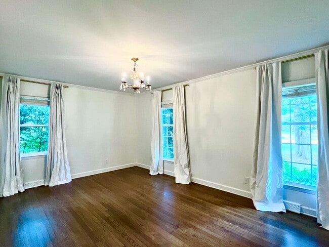 Building Photo - LUXURIOUS LANSDOWNE RETREAT!