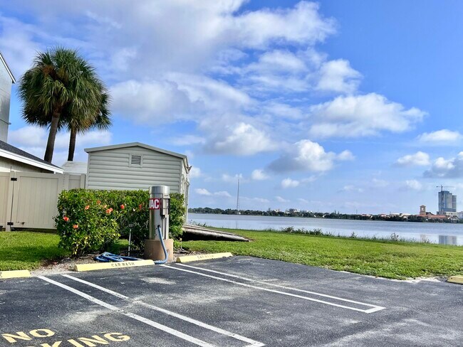 Building Photo - 706 Executive Center Dr