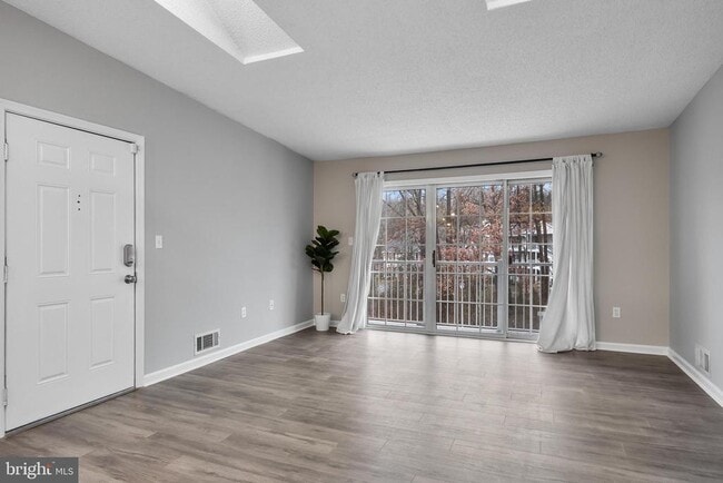 Building Photo - 98 Chambord Ct