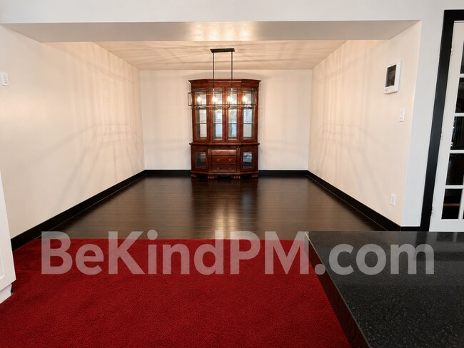 Building Photo - Spacious, Bright & Pet Friendly!