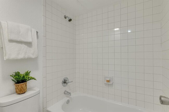Building Photo - 8888 Tallwood Dr