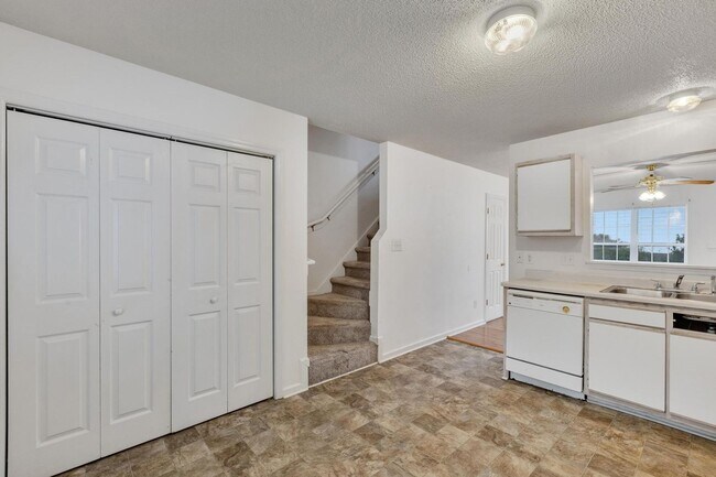Building Photo - Townhome Close to Amenities!