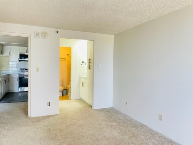 Building Photo - 1 Bedroom, 1 Bathroom, 1 Parking (Kings Gate)