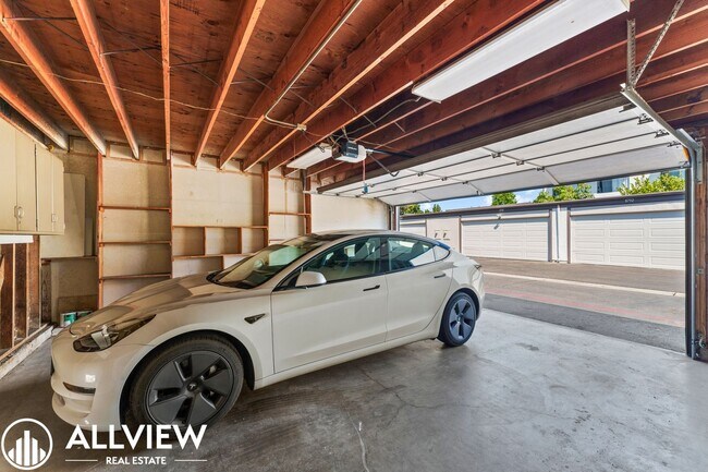 Building Photo - Charming 3-Bedroom, 1.5-Bath Townhouse in ...