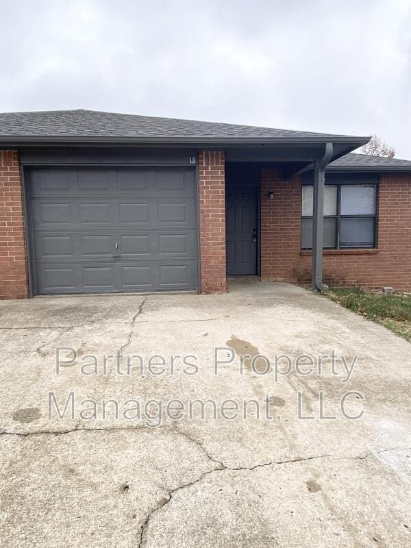 Building Photo - 5705 Sara St