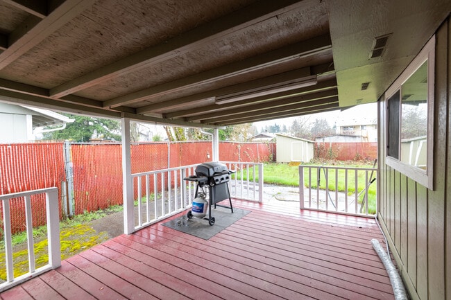 Building Photo - 938 E 65th St