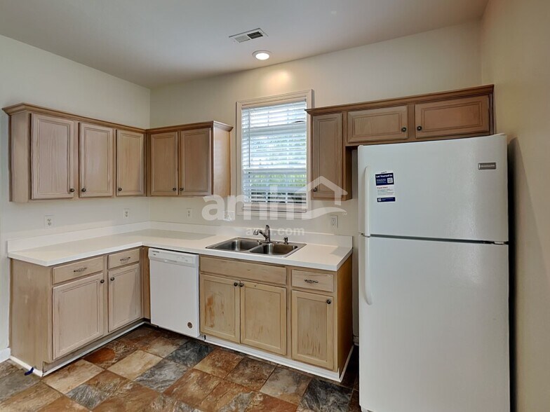 Building Photo - 117 Sawhorse Dr