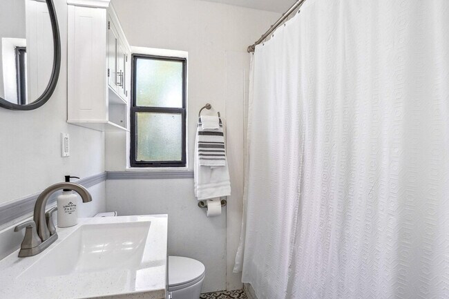 Building Photo - 662 Callahan St