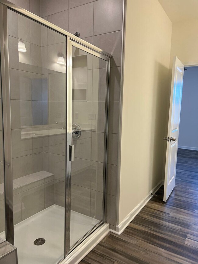 Building Photo - $1,000 Off First Full Month Rent