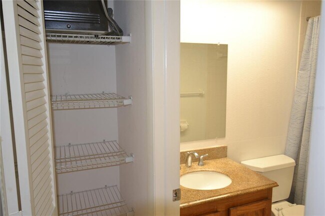 Building Photo - 209 Woodlake Wynde