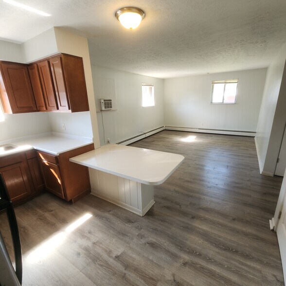 Kitchen - 365 Argyle Ave