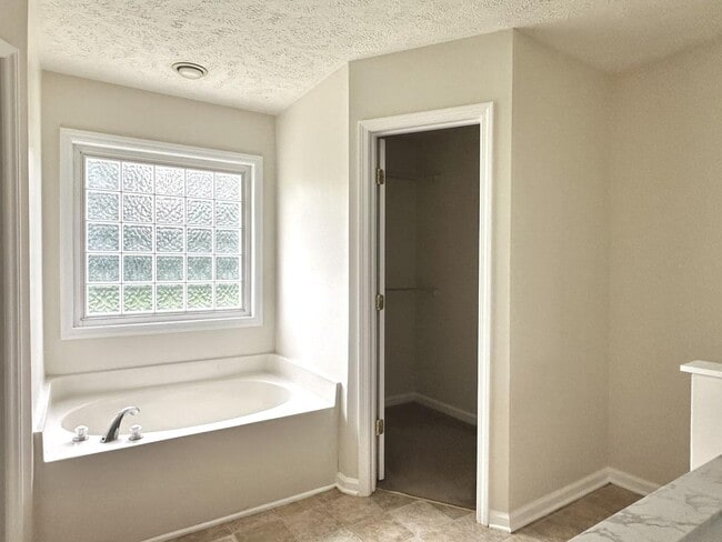 Building Photo - 2517 Forest Lodge Dr